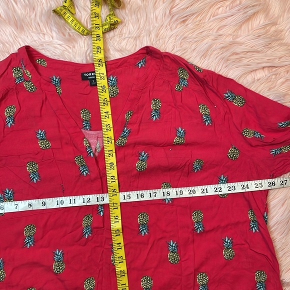 TORRID Harper Rayon Slub Pullover 3/4 Sleeve Blouse Red Pineapple Womens - Picture 5 of 5